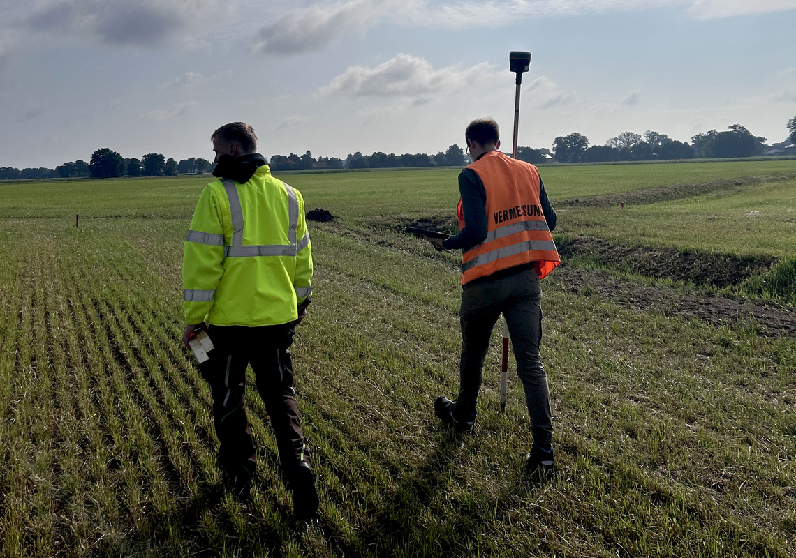Ausgestattet mit SAPOS-Empfängern und Pflöcken stecken die Auszubildenden vom ArL und des LGLN die Zeltplätze für das Kreisjugendfeuerwehrzeltlager in Wagenfeld ab. Bild: LGLN