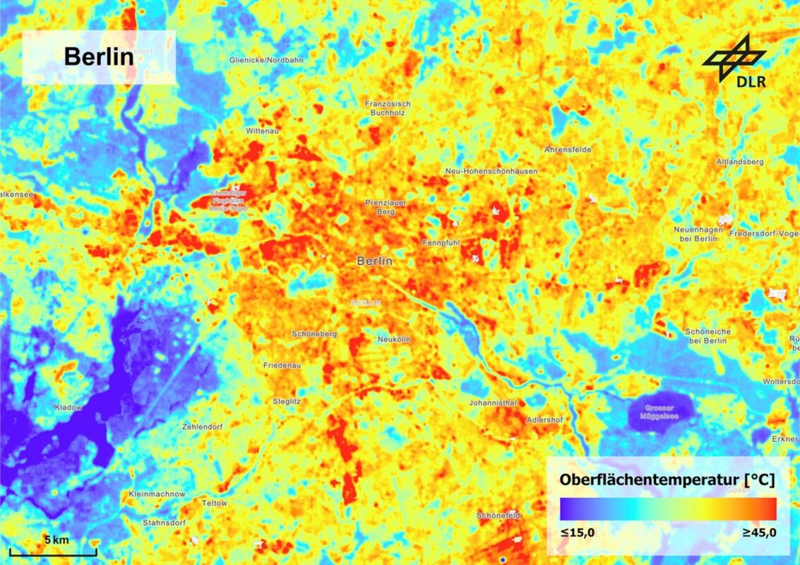 Berlin: Unterschiedliche Temperaturen auf der Oberfläche. Mittelwerte der Oberflächentemperaturen mittags in den Sommermonaten Juni, Juli und August in den Jahren 2013 bis 2024 für den Großraum Berlin. Die Abbildung zeigt, wie sich die Oberflächentemperaturen in den bebauten und nicht bebauten Bereichen unterscheiden. Oberflächentemperatur und Lufttemperatur entsprechen sich nicht 1:1, sie stehen aber in direktem Zusammenhang und die räumlichen Muster ähneln sich. So lassen sich Hitzeinseln eindeutig anhand der Oberflächentemperatur identifizieren. Bild: DLR (CC BY-NC-ND 3.0)