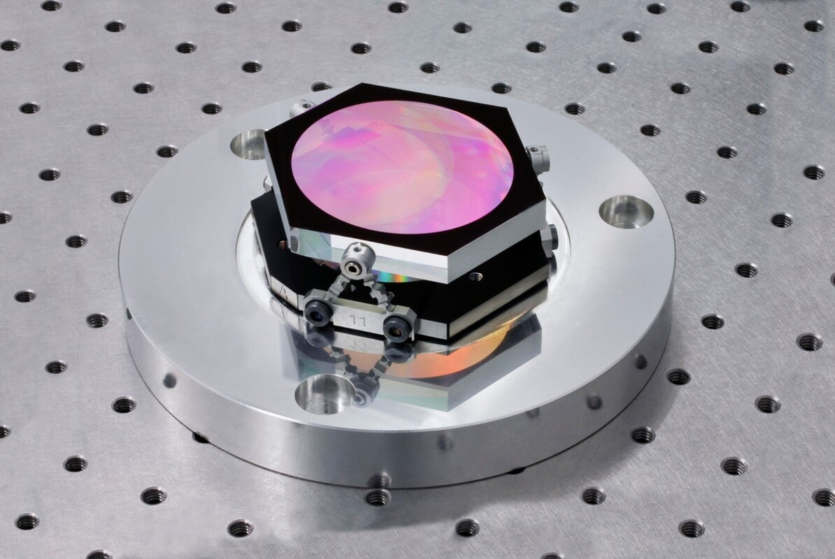 Das nanostrukturierte Gitter für das Copernicus Sentinel-4 Instrument der ESA ist mikrometergenau montiert. Bild: © Fraunhofer IOF