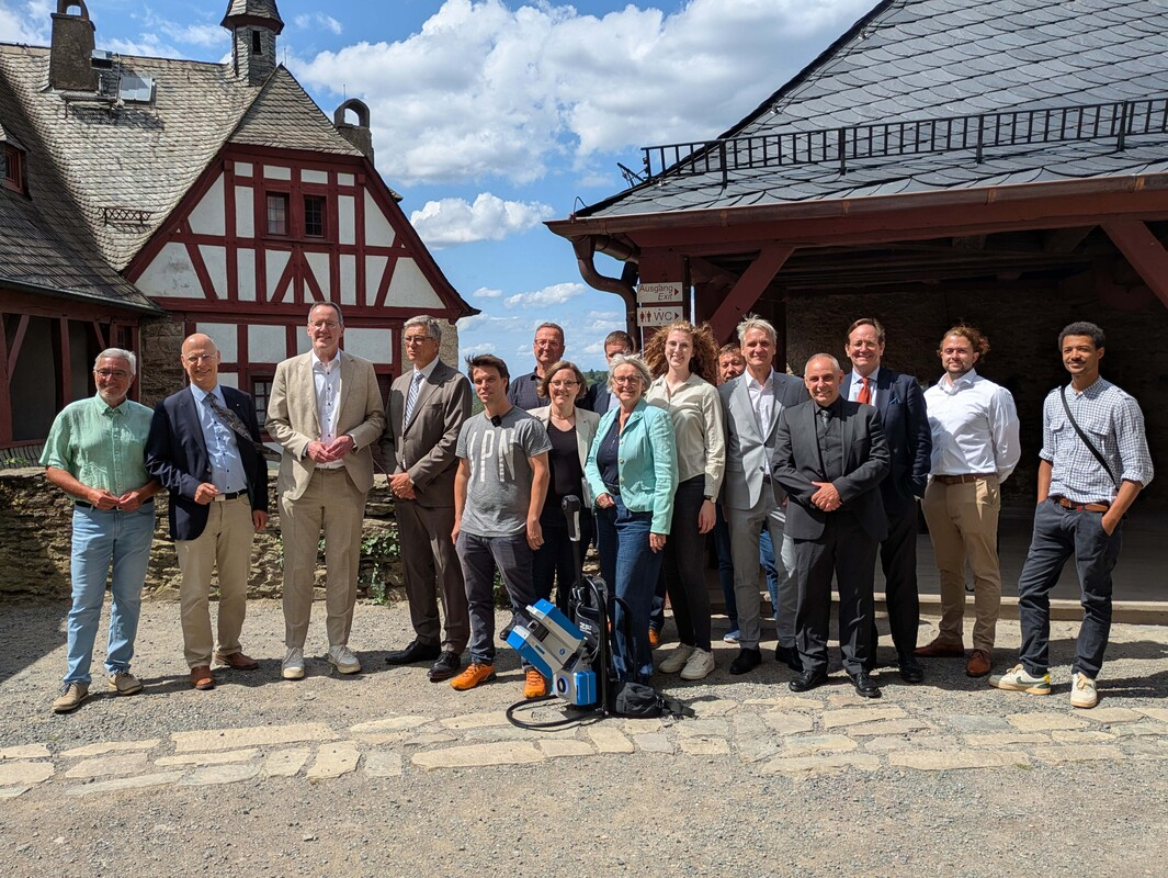 Gruppenfoto mit RLP-Innenminister Michael Ebling (3.v.l.), Prof. Dr. Florian Schill (betreuender Professor, Hochschule Mainz)(5.v.l.) und Sarah Hillen (Masterstudentin Geoinformatik und Vermessung, Hochschule Mainz) (5.v.l.). Bild: Nicole Vögtlin Bruhn