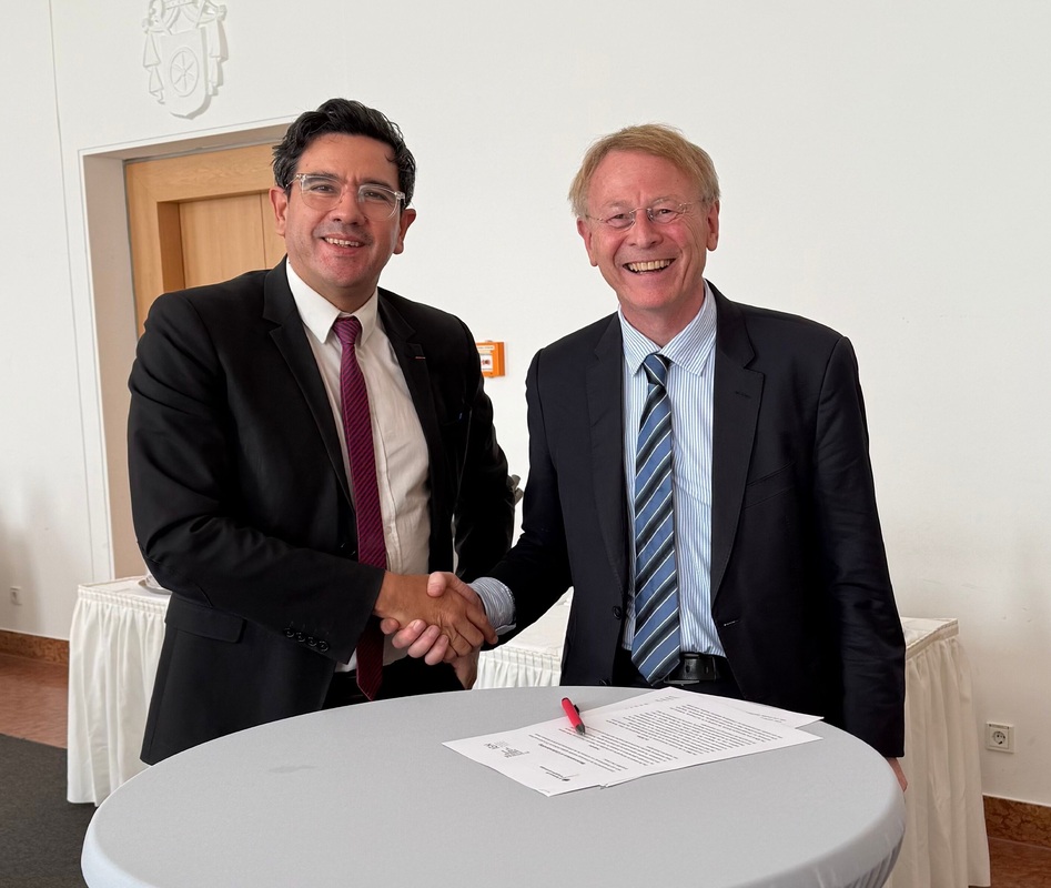 Unterzeichnung des MoU zwischen IGN und BKG: Sébastien Soriano (links) und Prof. Baul Becker (rechts). Quelle: BKG Unterzeichnung des MoU zwischen IGN und BKG: Sébastien Soriano (links) und Prof. Baul Becker (rechts). Quelle: BKG