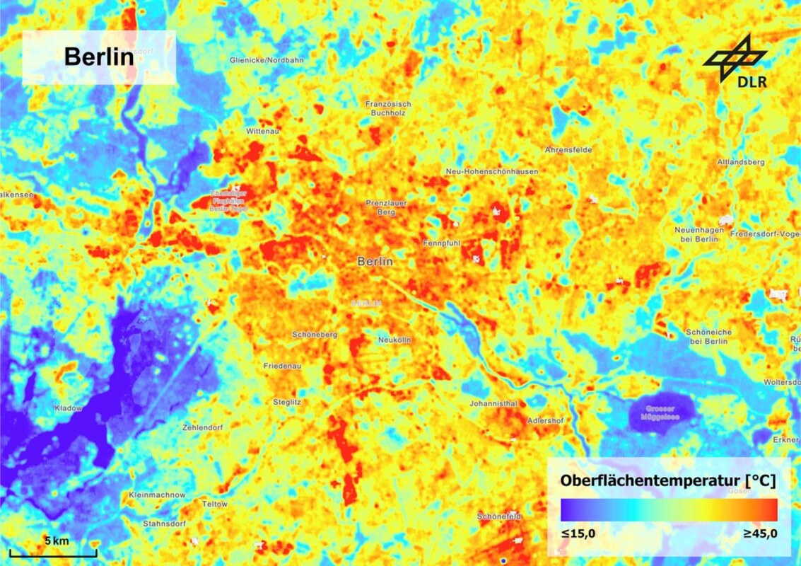 Berlin: Unterschiedliche Temperaturen auf der Oberfläche. Mittelwerte der Oberflächentemperaturen mittags in den Sommermonaten Juni, Juli und August in den Jahren 2013 bis 2024 für den Großraum Berlin. Die Abbildung zeigt, wie sich die Oberflächentemperaturen in den bebauten und nicht bebauten Bereichen unterscheiden. Oberflächentemperatur und Lufttemperatur entsprechen sich nicht 1:1, sie stehen aber in direktem Zusammenhang und die räumlichen Muster ähneln sich. So lassen sich Hitzeinseln eindeutig anhand der Oberflächentemperatur identifizieren. Bild: DLR (CC BY-NC-ND 3.0)